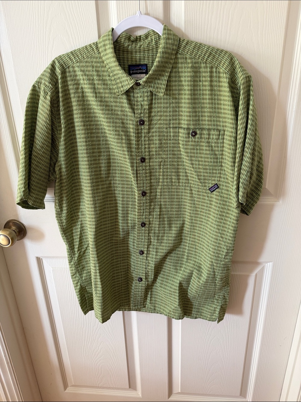 Patagonia Light Green Short-Sleeve Button Down Shirt Sz M.  Box52